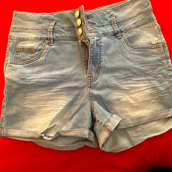 Super cute high waisted button up denim shorts - Picture 1 of 2
